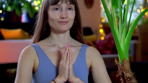 Close up video of beautiful woman meditating at home. — Stock Video