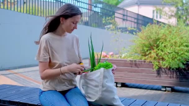 Joven mujer feliz celebrar bolsa de compras de comestibles llena de verduras frescas. — Vídeo de stock