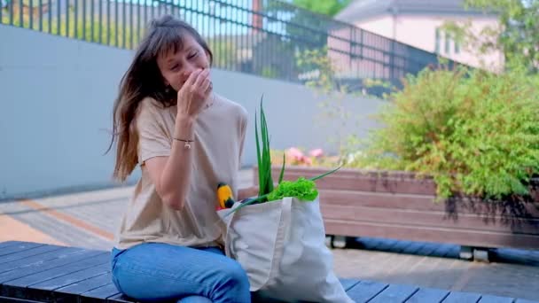 Jovem mulher feliz segurar supermercado sacola de compras cheia de legumes frescos. — Vídeo de Stock