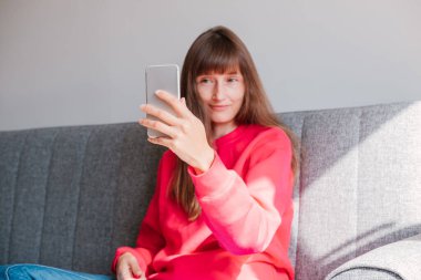 Genç kadın evden selfie çekiyor..