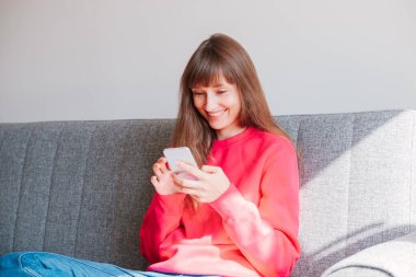 Genç bir kadın evinden görüntülü konuşma yapıyor..