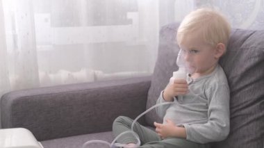Evinde solunum hastalıkları saçan sevimli sarışın çocuğun portresini kapat.