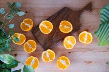 Portakallar tahtanın üzerinde ikiye bölünmüş..