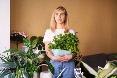 Sarışın kadın büyük bir tencerede nane şekeri tutuyor. Fotoğrafı kapat..