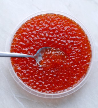 kutusunda kırmızı havyar