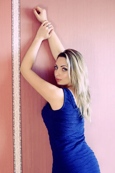 Sexy dívka v modrých šatech — Stock fotografie