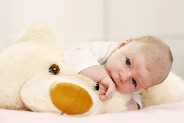 Dziecka z zabawkami niedźwiedź — Zdjęcie stockowe