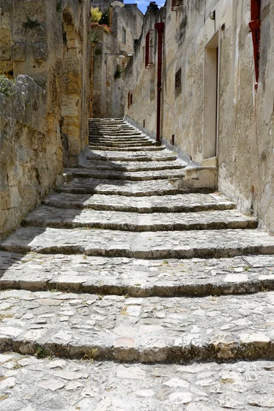 Calle estrecha de piedra en la antigua ciudad italiana —  Fotos de Stock