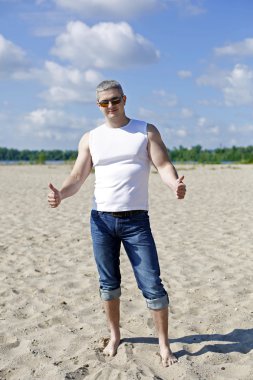 çekici bir adam plaj yolunda göstermek