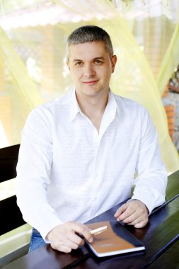 gülümseyen iş adamı orta yaş