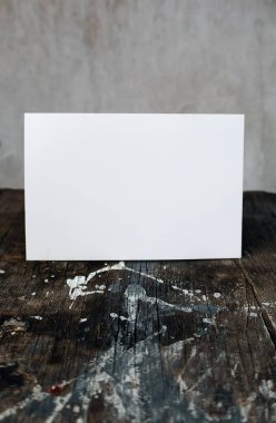 Kağıt boş kart, tahta masada üzerinde boya lekeleri olan kartpostal, eski model mektup.