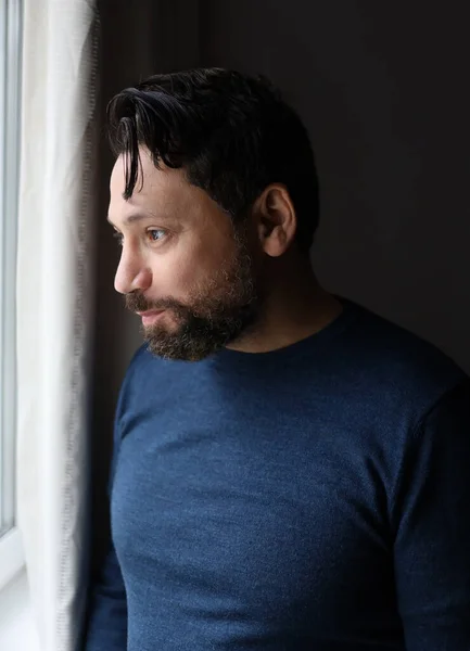 Hombre Guapo Con Barba Sorprendido Mirando Ventana Cara Masculina Feliz —  Fotos de Stock