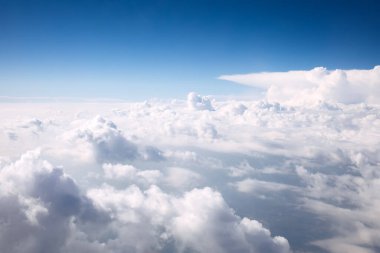 Güzel kümülüs bulutları, uçaktan gökyüzü manzarası, seyahat ruhu.
