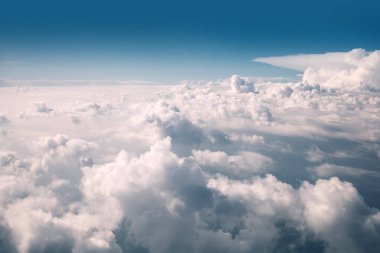 Kümülüs bulutları ve gökyüzü arka planı uçak aydınlatma, doğal manzara