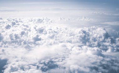 Kümülüs tüylü beyaz bulut manzarası, gökyüzünde uçmak, uluslararası uçakla seyahat