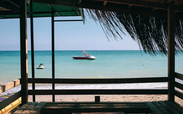 木製のカバーテラスの下の海の地平線の景色 観光客のためのフローティングボート パラダイスホテルリゾートビーチ 暑い日の影 — ストック写真