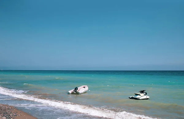 Horizontlandschaft Mit Schönem Meeresstrand Mit Zwei Fahrzeugen Für Touristen Schlauchboot lizenzfreie Stockbilder