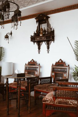 Geleneksel ahşap oymalı mobilyaları olan Mısır misafir odası - sandalyeler, masa ve dekorasyon, Arap iç mimarisi