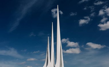 İskenderiye, Mısır - 11.12.2021: Bab Sharqi 'deki Denizkızı Anıtı' nın üç kar beyazı kulesi, İskenderiye anıtı