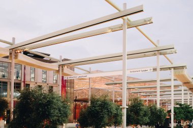 Dubai, BAE - 01.05.2022: Dünya Fuarı 2020 Dünya Fuarı 'nda sunulan ülkelerin yazılı isimleriyle pavyonlar arasındaki açık hava koşulları