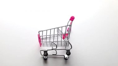 Kırmızı kağıt sevgililer günü kalpleri süpermarketin metal oyuncak arabasında düşer, aşk satın alır ya da sosyal medya sever.