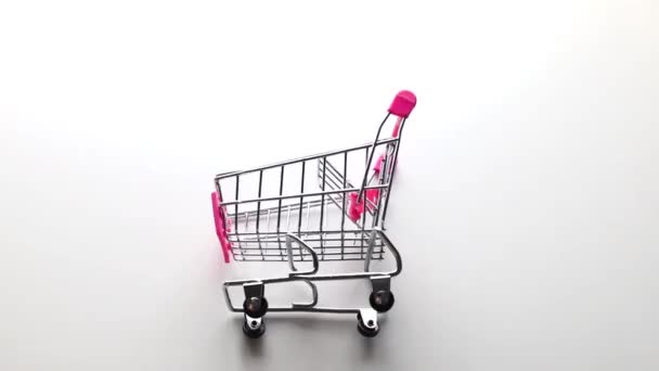 Rood Papier Valentijnskaarten Vallen Supermarkt Metalen Speelgoed Trolley Kar Kopen — Stockvideo