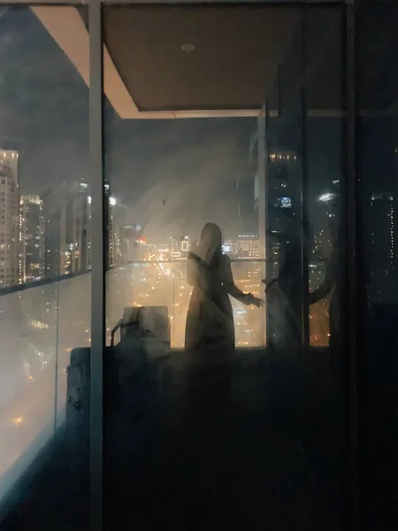 Силует Жінки Залишається Балконі Великого Міста Високою Вологістю Живучи Дубаї — стокове фото