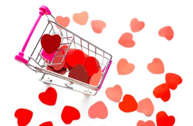 Alışveriş arabasında düşen kırmızı kağıt kalpler, aşk ya da sosyal medya gibi şeyler, Sevgililer Günü indirimi.