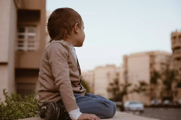 迷子の少年4 5歳の少年は通りに座って車で道路を見て — ストック写真