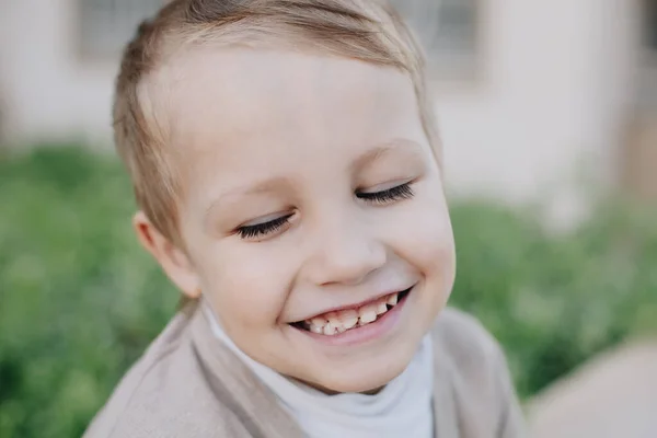 Tvář Malého Šťastného Chlapečka Zavřenýma Očima Úsměvem Dětskými Zuby — Stock fotografie