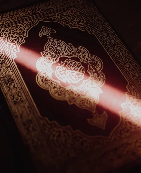 Sonnenstrahl Auf Dem Heiligen Buchdeckel Des Koran Der Moschee Monat — Stockfoto