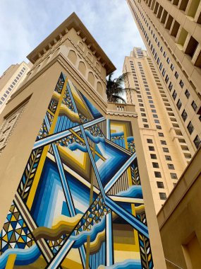 Jumeirah plaj konutu, Dubai, BAE - 04.03.2022: Jbr yerleşim binaları mavi ve sarı Ukrayna renklerinde boyalı