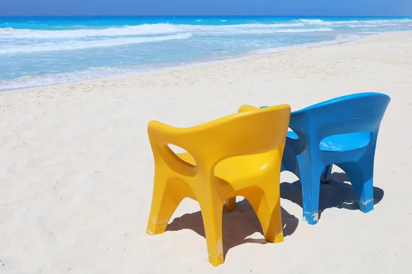 Deux Chaises Bleues Jaunes Vides Une Plage Paradisiaque Concept Vacances — Photo