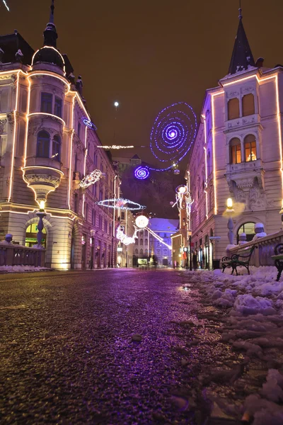 Geschmückte Straßen in Ljubljana zur Weihnachtszeit — Stockfoto