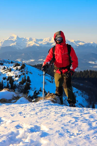 Alpinista com machado de gelo — Fotografia de Stock