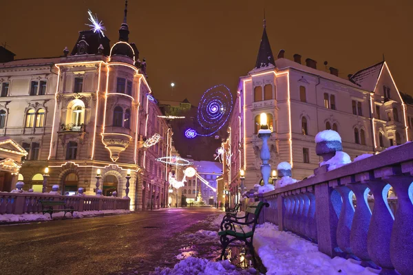 Straten van ljubljana op de drievoudige brug bij Kerstmis ingericht Stockafbeelding