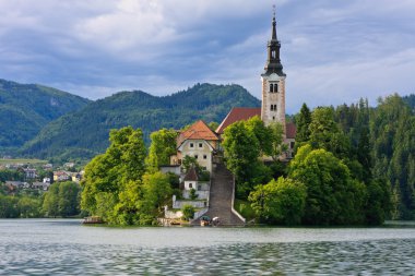 arka plan dağlarda olan Bled Adası