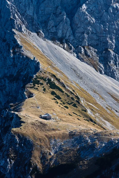 Mountain refugee house on a mountain — Stock Photo, Image