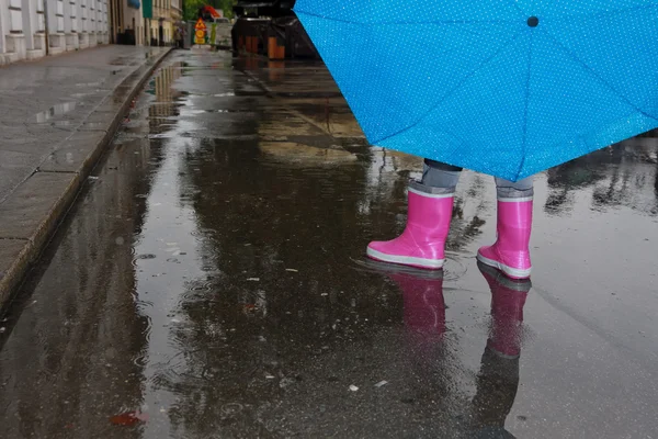 yağmur altında yürüyen kişi