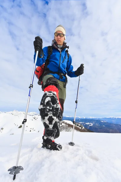 Alpinistul ajunge în vârf — Fotografie, imagine de stoc