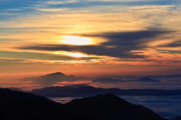 Dağlarda gün doğumu