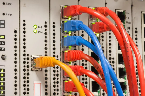 Netzwerkkabel, die mit einem Router verbunden sind — Stockfoto