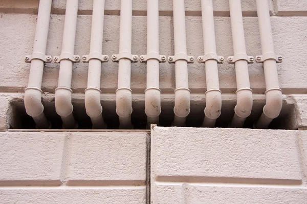 bir binanın duvarında çelik gaz boruları