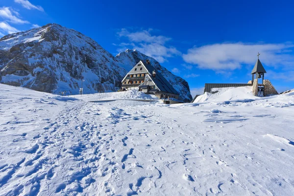 Mountaineer's kvinnojour i höga berg — Stockfoto