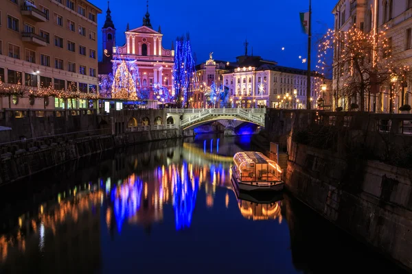 Uitzicht op rivier de ljubljanica en tromostovje versierd met lichten van Kerstmis Rechtenvrije Stockafbeeldingen