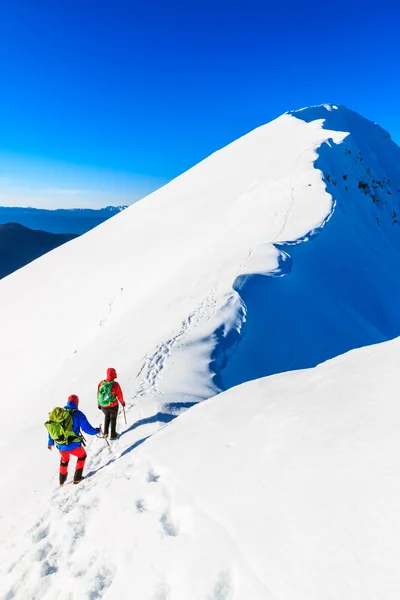 Alpiniștii mergând pe creasta muntelui — Fotografie, imagine de stoc