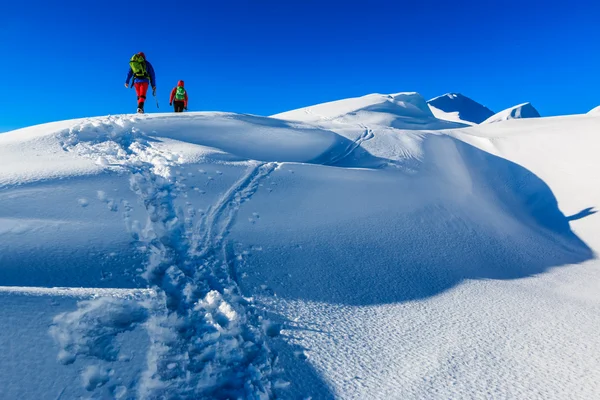 Mountaineers walking on the mountain ridge — Stock Photo, Image