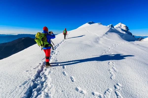 Bergsteiger fotografiert mit dem Smartphone — Stockfoto