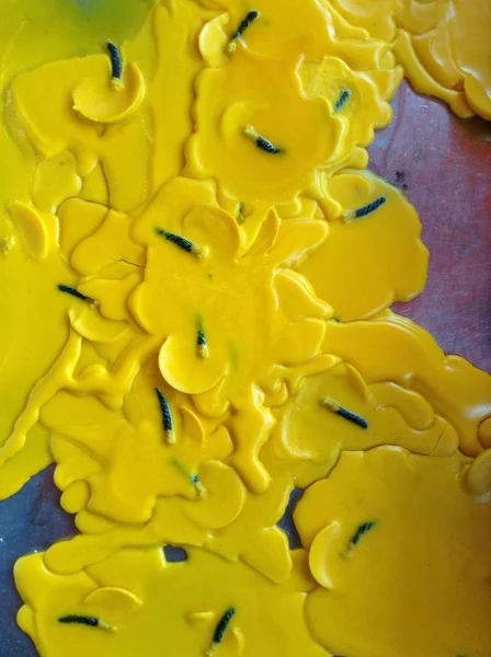 Tepsiyi erimiş mum yüzeyinde.