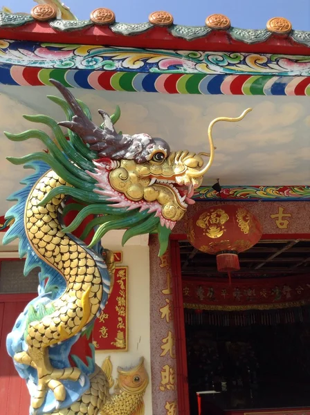 Dekorasyon ve dragon Çin tarzı Manastırı.